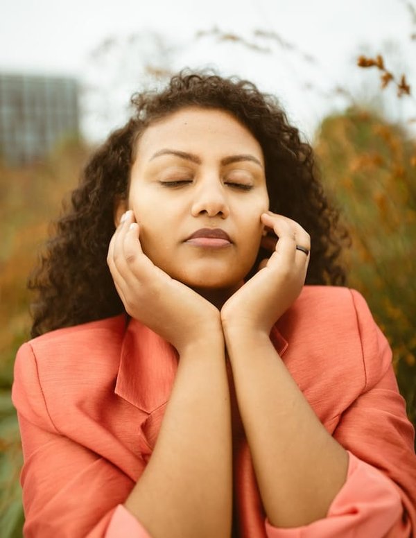 Quels exercices faciaux pour un lifting naturel ?